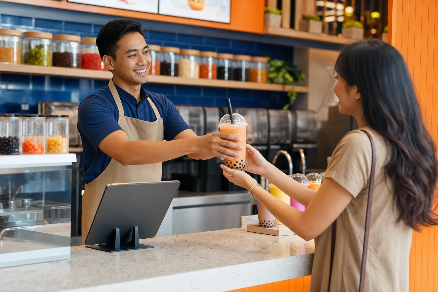 Staf kedai minuman menyajikan boba ke pelanggan, dikelola lewat TableOne